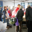 Étel- és ruhaosztást tartott szombat délelőtt az MSZP