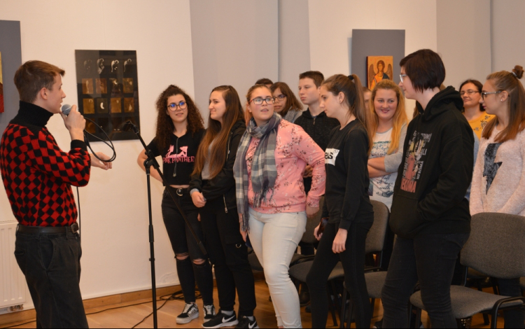 Slam Poetry Estet tartottak a könyvtárban