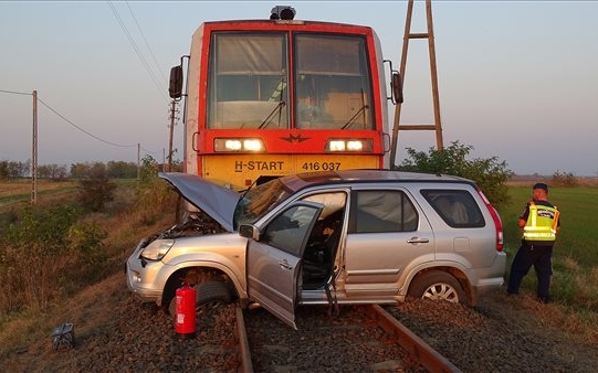 Személyautó vonattal ütközött Kiskunfélegyháza és Tiszaalpár között