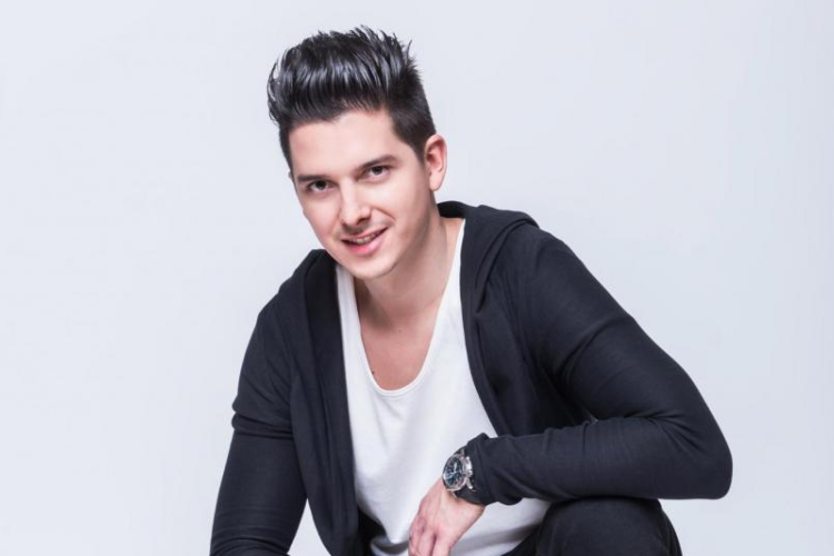 Immi V az élet napos oldaláról zenél