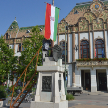 Ereklyés zászlófelvonással kezdődött a trianoni megemlékezés