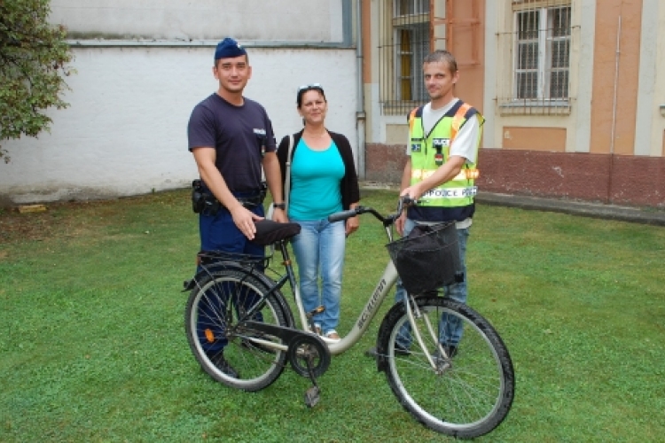 Kerékpárt és női táskát lopott Félegyházán