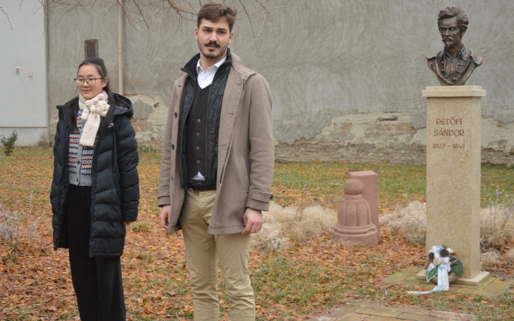 Kínai nyelvű emléktáblát avattak Petőfi Sándor születésének 202. évfordulóján