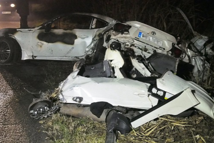 Fának ütközött és kigyulladt egy autó, 19 éves utasa meghalt