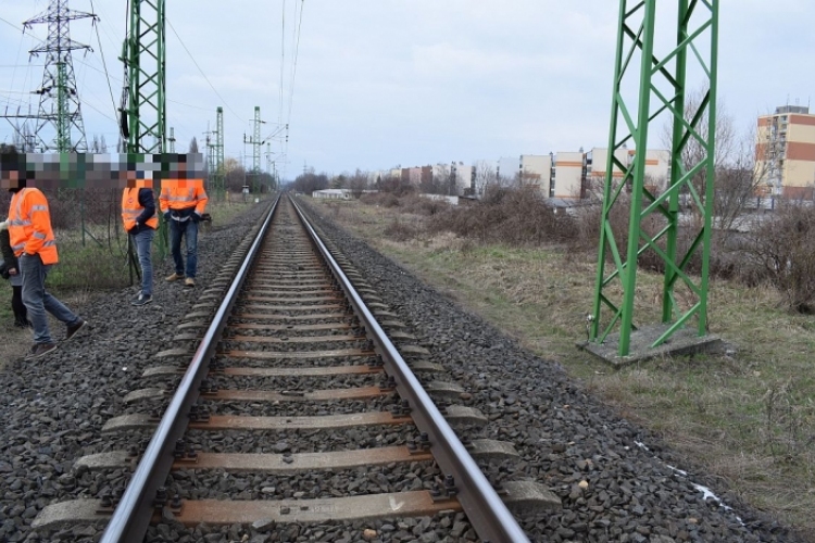 Csatornafedelet tettek a sínre a Sopron-Ebenfurt vasútvonalon