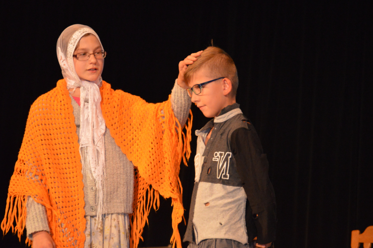 Életre keltek Móra Ferenc Kincskereső kisködmönének sorai