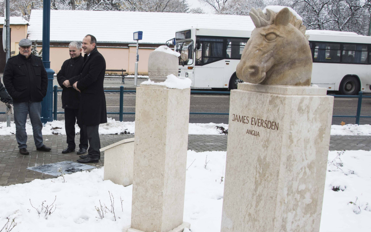 A Kőfaragók tere nevet kapta a buszmegállóval szembeni park