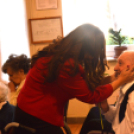 Zenés műsorral köszöntötték az idősotthonok lakóit Kiskunfélegyházán