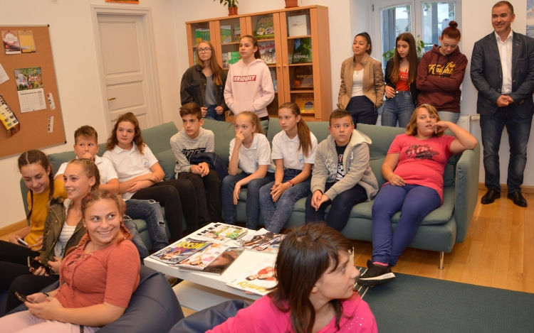 Kellemes kuckó várja a fiatalokat a könyvtárban