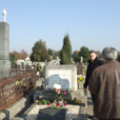 Mécsessel, virággal kezükben, tisztelettel szívükben...