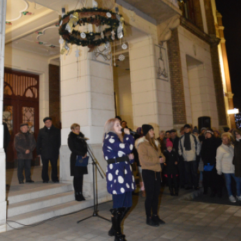 Fellobbant az első láng városunk adventi koszorúján