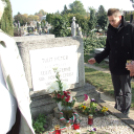 Mécsessel, virággal kezükben, tisztelettel szívükben...