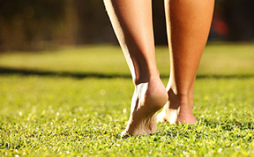 Itt a nyár! Járjon mezítláb!