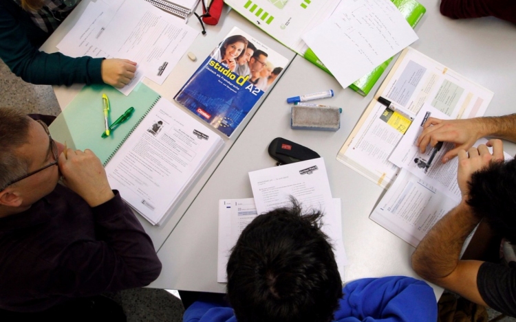 A középiskolások 2000 eurós ösztöndíjat kapnak külföldi nyelvtanuláshoz