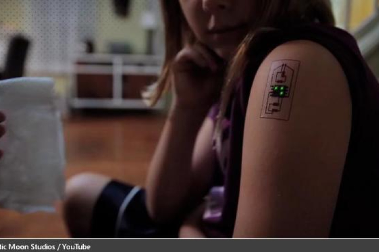 Meg­kez­dő­dött az em­be­rek bőr alá ül­te­tett chi­pes azo­no­sí­tása