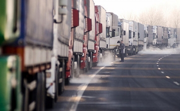 Korlátozzák a kilépő kamionforgalmat Horvátország felé