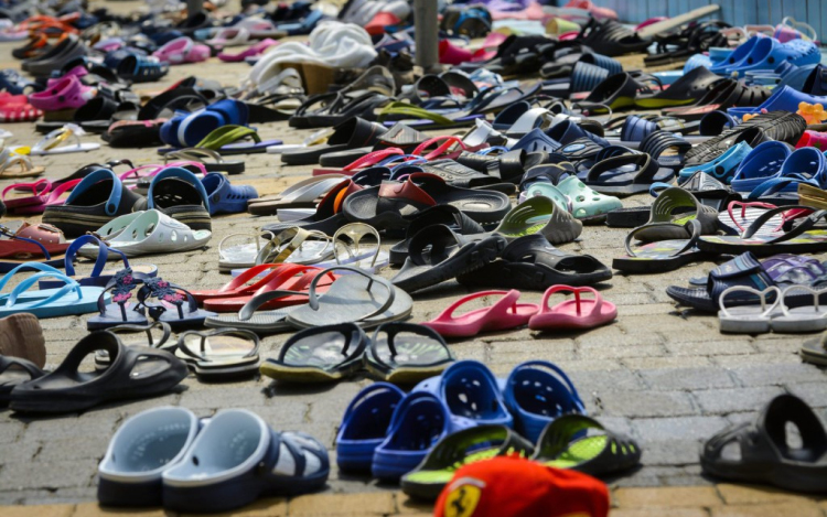 Mennybe megy a műanyag strandpapucs?