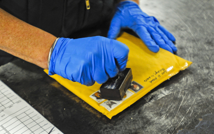 Csomagszigor üt be a postánál