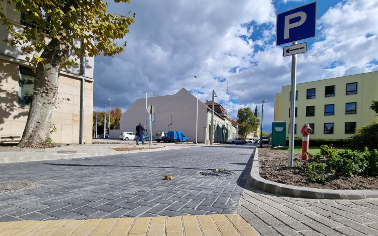 Holnaptól használható a város legnagyobb közterületi parkolója