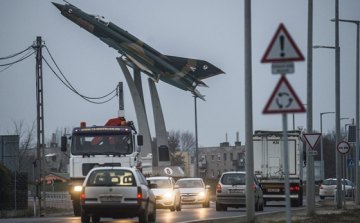 Különös látványosság egy kecskeméti körforgalomban