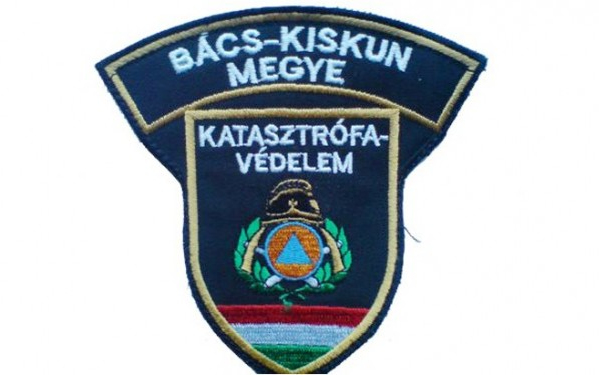 Megdőlt oszlop veszélyezteti a forgalmat