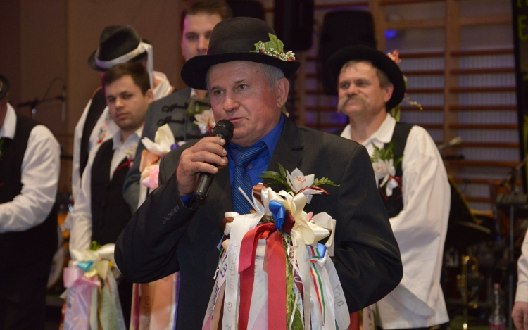 Apáról fiúra száll a vőfélykedés tudománya