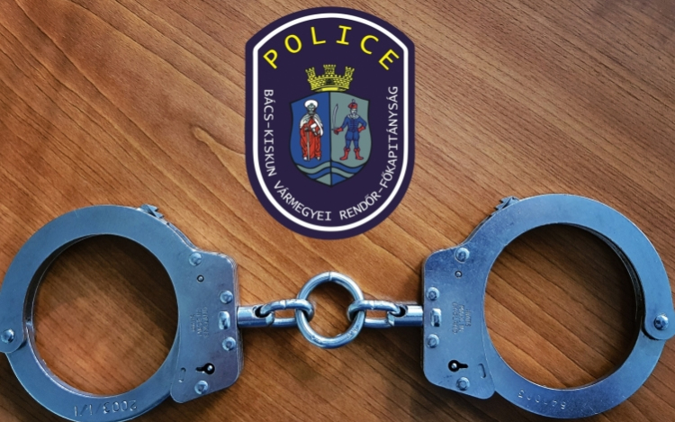 Rendőrnek adták ki magukat – ékszereket raboltak Kecskemét főtéren 