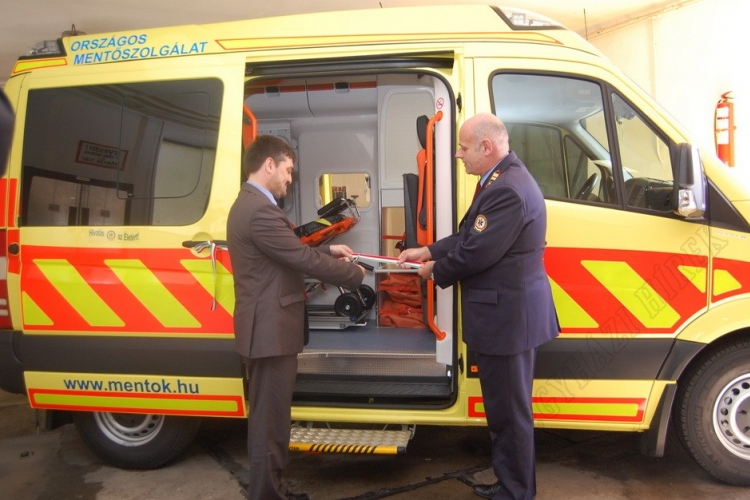 Új mentőautó áll szolgálatba Kiskunfélegyházán