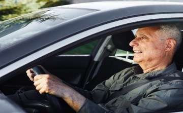 Korlátozhatják az idősebbek autóvezetését