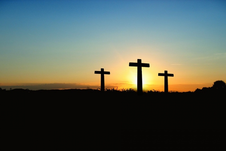 Este már Jézus feltámadását ünneplik a katolikus templomokban