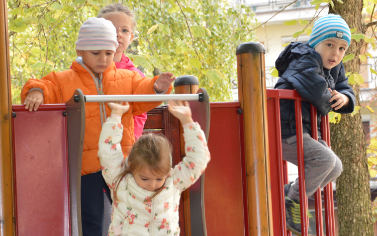 Két új játszóteret is birtokba vehettek a gyerekek