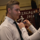 A Mezgé közel 140 végzős diákja büszke a kék szalagra