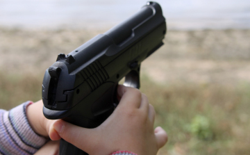 Valódinak nézték a játékfegyverét, lelőtték a 12 éves fiút