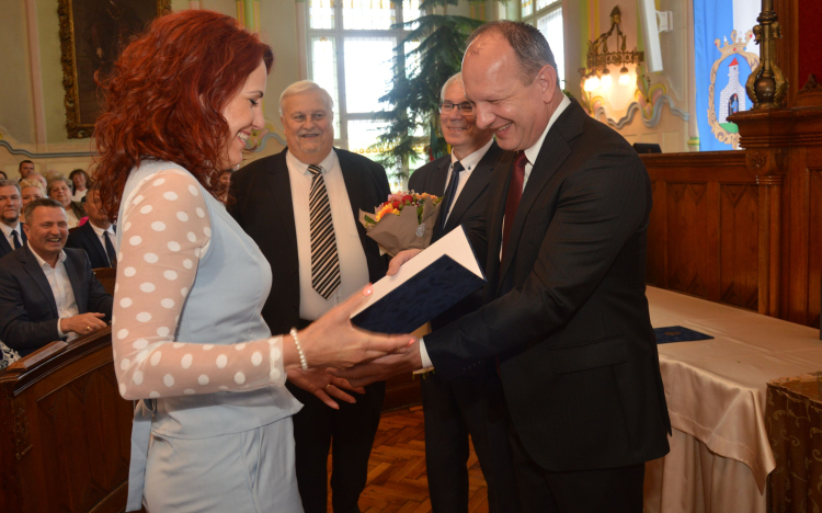 Városi kitüntetésben részesültek kimagasló munkát végző példaképeink