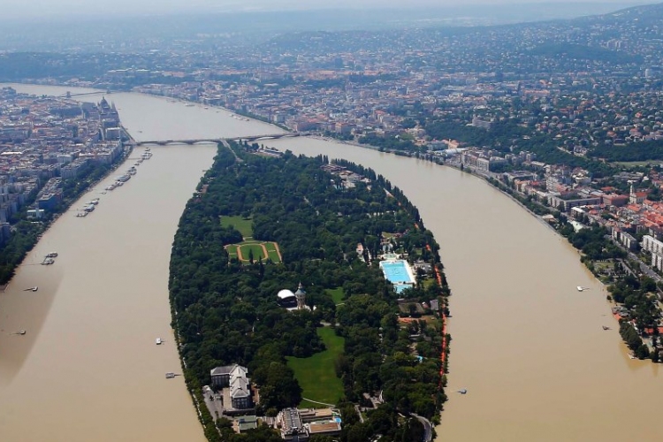 A Dunába esett egy nő Budapesten, kimentették