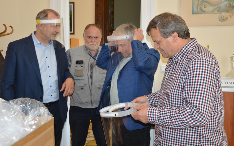 Műanyag arcvédőket ajándékoztak a jászok a városnak