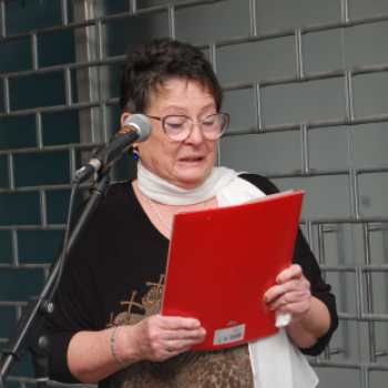 Emléktáblát avattak a néhai mesterfodrász műhelyénél