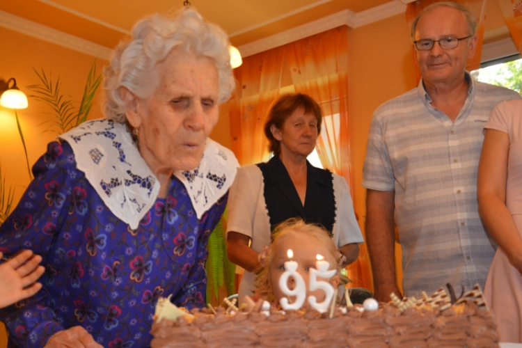 Népes családja körében ünnepelte Erzsike néni 95. születésnapját