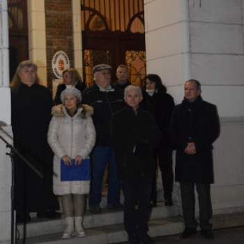 Felgyúlt a második gyertya is városunk adventi koszorúján