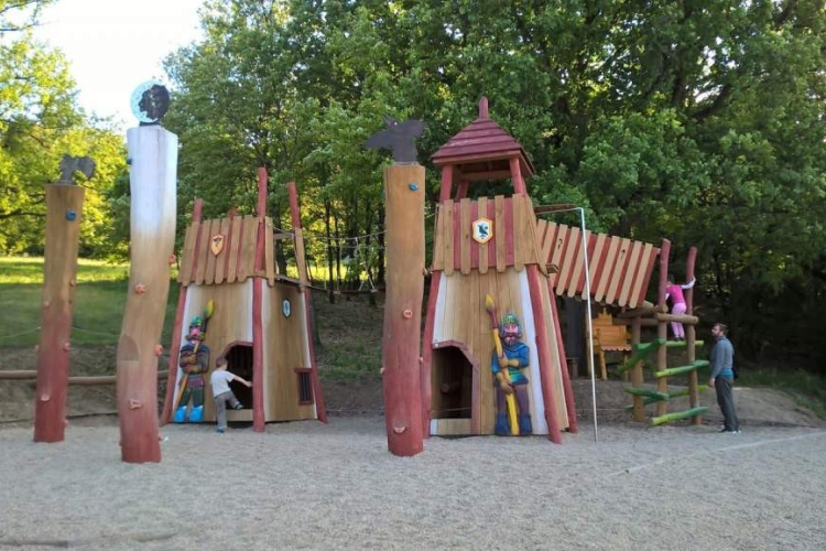 Egyedi játszóterek épülnek Kiskunfélegyháza öt pontján