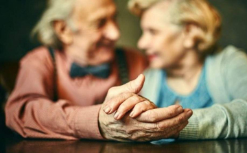 Dallamokkal és szeretettel köszöntik a szépkorúakat