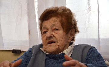 Messziről kerüli a gyógyszereket a 90 éves Erzsike néni