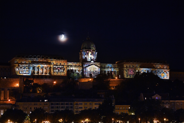 Látványos fényfestés díszíti a Budavári Palotát
