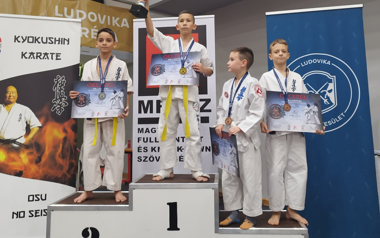 Ifjú karate versenyzők a dobogón