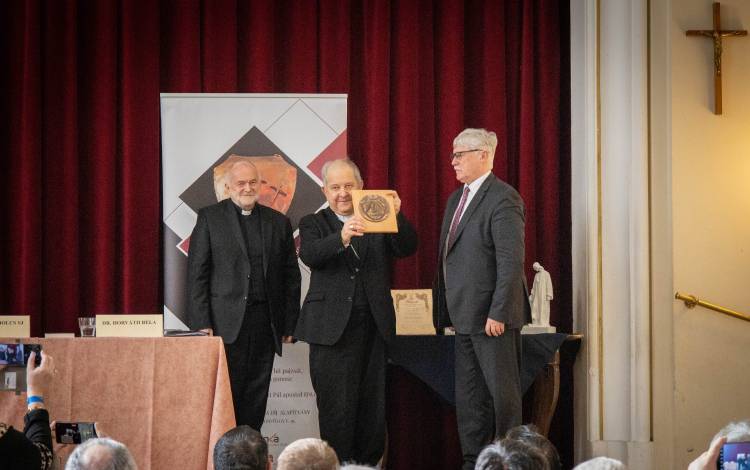 Bábel Balázs kalocsai érsek kapta a Parma Fidei – Hit Pajzsa díjat