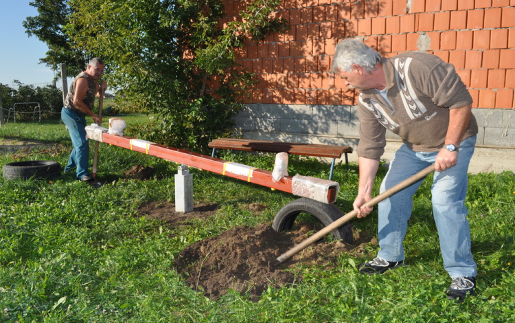 Új játszóeszközök a Zöldmező Lakótelepen