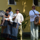 Molnár János festményein a kozmikus küzdelem jelenik meg