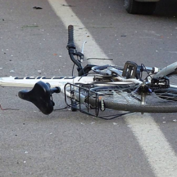 Mentőhelikopter vitte el a súlyosan megsérült biciklist 