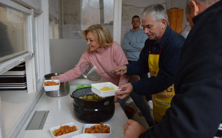Meleg ebéd a hajléktalanszálló lakóinak