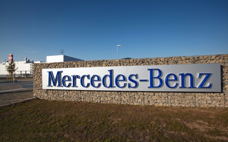 Ismét bombariadó van a Mercedes-gyárban